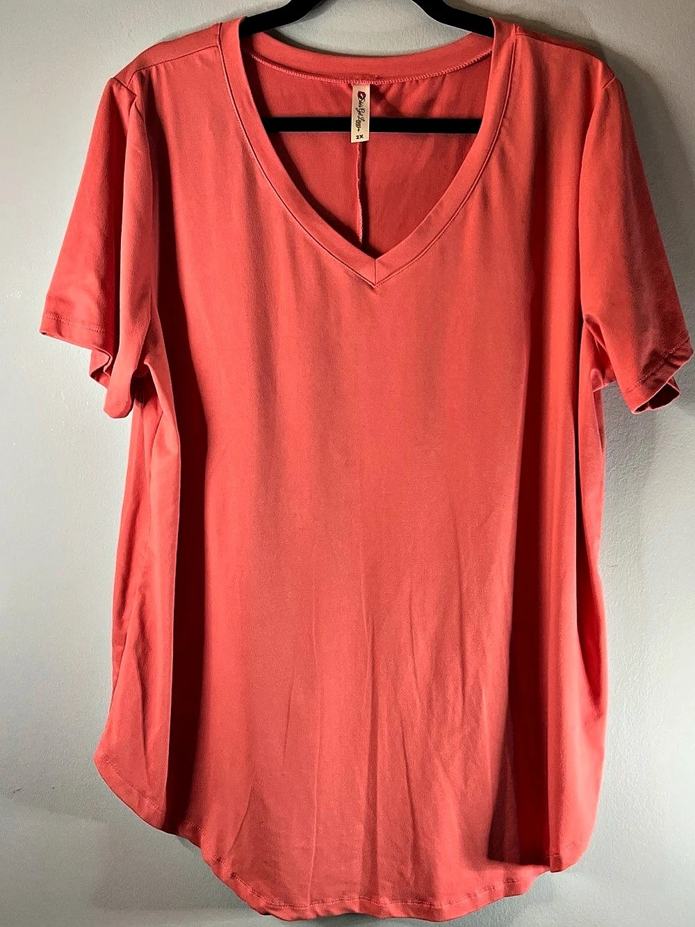 She's Got Leggz Women's V-Neck Comfort Tee Tunic Salmon 2X New without tags